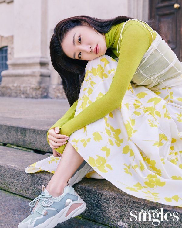 In this picture, Chungha has a variety of looks ranging from chic sunglasses and suits to dresses and sneakers that match fresh spring pictures.Especially, it is the back door that showed the perfect expression acting and pose for each styling and the admiration of the staff of the filming site.Chungha recently signed a global contract with United States of Americas three major agencies ICM, and is about to enter the United States of America market in earnest.Chungha, who released the calm style ballad song I am honestly exhausted in February, said, The company started a project called New Wave.It is a project that I have created to try things I have not done before.Park Pyo, the sole ballad, is the first song since the Solo debut albums premiere song, Moonhwa Tree Gold Saturday, so it is a song in the same context as a challenge. Chungha, who said that he tried to call it as lightly as possible because he had direct lyrics when preparing the song, expressed his affection for the song I want it to be a music that can be played like BGM at the moment I want to be comforted.After debuting as Solo in 2017, Chungha, who has become the best female solo artist in Korea, has been hit by songs that include Roller Coaster, Love U, 12 oclock already, and Snapping.I checked my choreography a few times, and I worked on my practice until the last moment of exhaustion. I will continue to make more efforts to the opportunities I will give. Chungha also tries to pour out as much as possible to worry that his staff and fan club star are going to do what they will do next album.I want to enjoy as much as possible because I think that next year and next year will be different from what I do now. I do not want to miss things that I can not do after the time.Solo Queen Chunghas interview with the picture that she is trying to become a dignified Chungha with the goal of living an independent life in 2020 can be found in the April issue of Singles and the fun online playground Singles mobile.