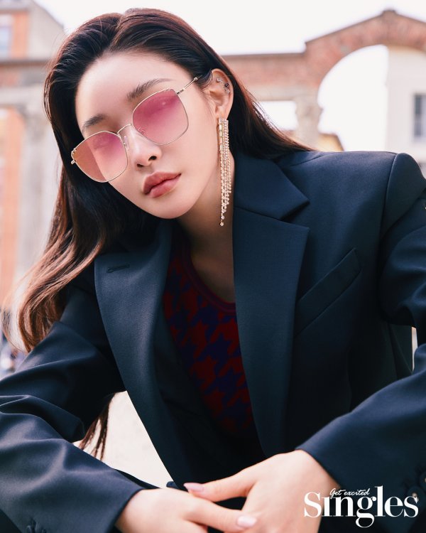 In this picture, Chungha has a variety of looks ranging from chic sunglasses and suits to dresses and sneakers that match fresh spring pictures.Especially, it is the back door that showed the perfect expression acting and pose for each styling and the admiration of the staff of the filming site.Chungha recently signed a global contract with United States of Americas three major agencies ICM, and is about to enter the United States of America market in earnest.Chungha, who released the calm style ballad song I am honestly exhausted in February, said, The company started a project called New Wave.It is a project that I have created to try things I have not done before.Park Pyo, the sole ballad, is the first song since the Solo debut albums premiere song, Moonhwa Tree Gold Saturday, so it is a song in the same context as a challenge. Chungha, who said that he tried to call it as lightly as possible because he had direct lyrics when preparing the song, expressed his affection for the song I want it to be a music that can be played like BGM at the moment I want to be comforted.After debuting as Solo in 2017, Chungha, who has become the best female solo artist in Korea, has been hit by songs that include Roller Coaster, Love U, 12 oclock already, and Snapping.I checked my choreography a few times, and I worked on my practice until the last moment of exhaustion. I will continue to make more efforts to the opportunities I will give. Chungha also tries to pour out as much as possible to worry that his staff and fan club star are going to do what they will do next album.I want to enjoy as much as possible because I think that next year and next year will be different from what I do now. I do not want to miss things that I can not do after the time.Solo Queen Chunghas interview with the picture that she is trying to become a dignified Chungha with the goal of living an independent life in 2020 can be found in the April issue of Singles and the fun online playground Singles mobile.