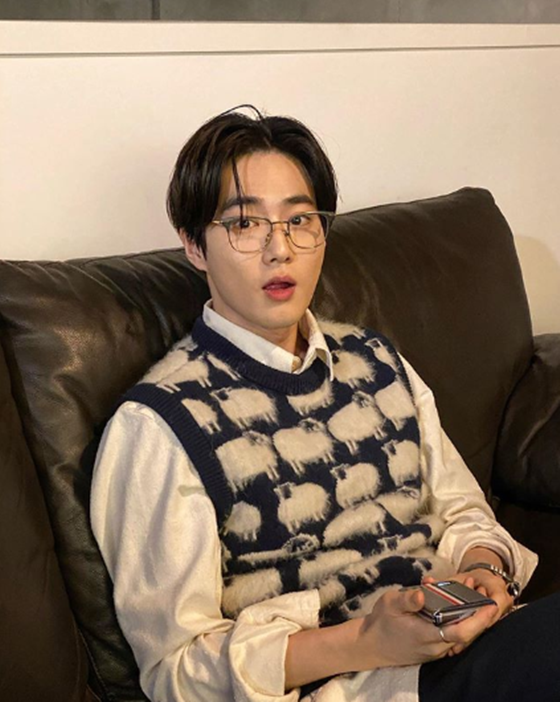 Suho posted a picture on his Instagram on the 17th with a heart-shaped emoticon.Suho is sitting on the sofa and staring at the camera with a surprised face. Suhos clean and intelligent charm stands out as he digests his shirt and glasses.His white skin and distinctive features attracted the attention of many netizens.Many fans who watched the photos responded such as Live Up to Your Name, Cute, handsome and done, and I look forward to the Solo album.Meanwhile, Suho will release her first mini-album, Self-Portrait, on the 30th.