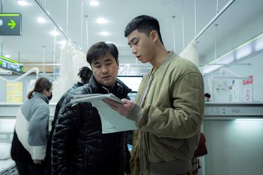One Klath released a behind-the-scenes cut that would soothe regrets with only two times left to End.JTBCs Golden Clath (directed by Kim Seong-yoon, Cho Kwang-jin, production showbox and Ji-eum, One next Web toon One Clath) on the 18th, behind the scenes of the actors who have infinitely increased the heart rate of viewers with the hot energy and a sincere rebellion of young people. We have released the release.In the 14th episode, which aired on the 14th, Park Seo-joon, who tries to ignore his mind toward Joe-yool Lee (Kim Da-mi), was portrayed.Feeling a late awakening and a squirming regret, he ran to the bottle One with Joe-yool Lee.However, a crisis arose when a group of Jang Geun (Ahn Bo-hyun) and Kim Hee-hoon (One Hyun-joon) kidnapped her as hostages.Park and Jang were out to save Joe-yool Lee, where they threw themselves at the car that hit Jang Geun-soo, and he slowly lost consciousness.The fate of the two men, including Roy, who was in danger of his life in an unexpected accident, and Joe-yool Lee, who was missing, amplified their curiosity.In the photo released on the day, the hot-rolled momentum of the hot actors was captured, as if the cold of the flower spring would blow away.Park Seo-joon and Kim Da-mi, the main characters of the irrefutable syndrome craze, are attracted to the scene of the script.Park Seo-joons eyes are serious, sharing his opinions carefully with director Kim Seong-yoon, ambassador, and emotion.It is the secret of the birth of Park Seo-joon Park, who made the house theater shake with a thrilling Qatarsis and a dull impression.Kim Da-mis passion for not releasing the script in his hand even before the moment of shooting is also different.Her performance, which depicted an intense character that she had never seen before, in her own color, provoked an explosive reaction every time.Yoo Jae-myeongs presence, which overwhelms the crowd with one eye, is also tough.Yoo Jae-myeong is holding the center of the drama with a charismatic and cool tension through the authoritarian aspect of the chairman who opposes the conviction of Park.Kwon Nara emits a lovely charm by showing a pretty pose and a smile full of charm toward the camera.Her tearful act, which delicately depicted the confused feelings of Osua between Janga Group and Park Roy in the last broadcast, also stood out.In the following photo, Kim Dong-hee, who is playing the role of Jang Geun-soo, who returned to the managing director of Jangga Group, is making an acting transformation.Lee Ho-jin (Lee David Boone), who once again set fire to vengeance with Jang Geun One, but the warm-hearted mode of Ahn Bo-hyun and Lee David, who smile and smile, gives a reversal.From the cheerful appearance of Kim Hye-eun (played by Kang Min-jung) and Yoon Kyung-ho (played by Oh Byung-hun), who make a laugh during the shooting break, Ryu Kyung-soo (played by Choi Seung-kwon), Lee Ju-young (played by Ma Hyun-yi) and Chris Ryan (played by Kim To-ni) who are hard-carrying characters with personality are also handed down.It was another scene in the class, said the production team of One Klath.Actors tight acting breathing and synergy were perfect.  As we continue to shoot with our best efforts until the end, please keep an eye on the constant love and interest.Whatever you imagine, you will be impressed and Qatarsis more than expected. On the other hand, the 15th episode of One Klath, which has only two times left to End, will be broadcast on JTBC at 10:50 pm on the 20th (Friday).