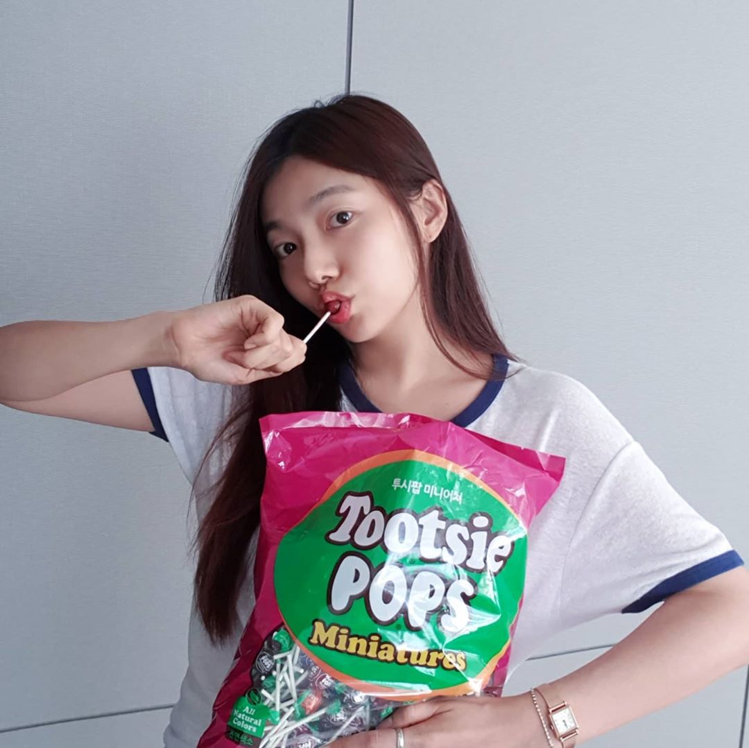 Actor Lee Chae-young showed off her refreshing charmLee Chae-young posted a picture on his Instagram on the 18th with a hashtag called #whiteday #tootsiepops #400.Lee Chae-young in the photo is looking at the camera with a cute expression with a stick Candy in his mouth, which looks like a white day gift.The cool features of the people and the skin shine during the time. The fresh visuals like teenage girls attract attention.The fans who saw it commented, It is so cute, Did Candy buy it?, I will send you a box of Candy.Meanwhile, Lee Chae-young will return to the screen with the movie Yoga Academy 2 in about four years after the 2016 Band-to-Band game.Photo Lee Chae-young SNS