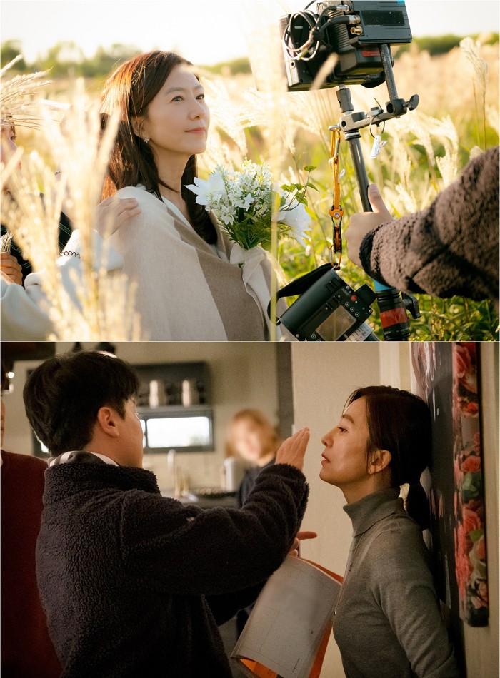 On the 18th, JTBCs new gilt drama World of Couples released Kim Hee-aes hot-rolling moment.Kim Hee-ae is going to draw a detailed and delicate picture of the complex inner side of the drama, which has been swept away by a whirlwind by a crack in the perfect life in this drama.Kim Hee-aes passion and troubles are melted in the photo shoot.Kim Hee-ae makes Sun Woo with the persistence of not missing the bottom of Feeling even during rehearsals, and constantly exchanges opinions with Mo Wan-il.Kim Hee-ae is preparing more intensely as he has been in contact with JTBC in six years since his return in four years and the gathering of topics.Sun Woo is a big character with Feeling Consumption, and when you save energy and shoot, you try to concentrate and pour it out, he explained.Kim Hee-ae also said, Mowanil makes a sensual work with meticulous and detailed directing. In the process of co-working and talking together, a scene is being created.I am excited and trembling about how the audience will react. I am shooting with affection. I ask for much expectation. The couples World, based on the BBCs best-selling film Doctor Foster, tells the story of a couples love that is broken by betrayal and falls into a swirl of Feeling.The intense world of the couple who tighten their necks with the effort to die in an explosion of love is drawn densely.