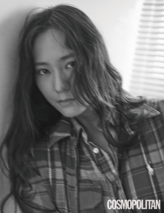 Krystal Jungs picture, which is active as an actor, was released in the April issue of Cosmopolitan.This fashion picture with fashion brand shows a comfortable look, a simple shirt look, a madrass check and a gingham check that gave her a sense of rhythm in a space where she feels warm like spring in April.Krystal Jung will be transformed into an elite female officer through Surch after the drama Player and will show a new look.In addition, two films Abby Gyu-hwan and Sweet Sweet are about to be released.She is building various filmography as an actor between independent movies and commercial films, and she is walking her way steadily without a little strength.Krystal Jungs fashion pictures and videos, which have been attracting attention steadily with sophisticated styling, can be found in the April issue of Cosmopolitan and through official SNS and website.Photo: Cosmopolitan