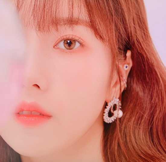 Group IZ*Kwon Eun-bi overwhelmed Sight with neat visualsOn the 17th, IZ*ONE official Twitter Inc. has posted several photos with the article Eun-Bi is a long time?The photo released featured the beautiful appearance of Eun-Bi.Eun-Bi emanated a Goddess vibe in a white dress, particularly with bangs down and flaunting her lovely, innocent charm.Giving her points with a pink lip color in light makeup, she accentuated her distinct features, especially in close-up photos, which showed off her unique aura.The fans who responded to the photos responded such as I am against doll visuals, I am so beautiful even if I am pretty and I am standing as soon as I see it.On the other hand, IZ*ONE, which Eun-Bi belongs to, has been loved by fans as a piesta.