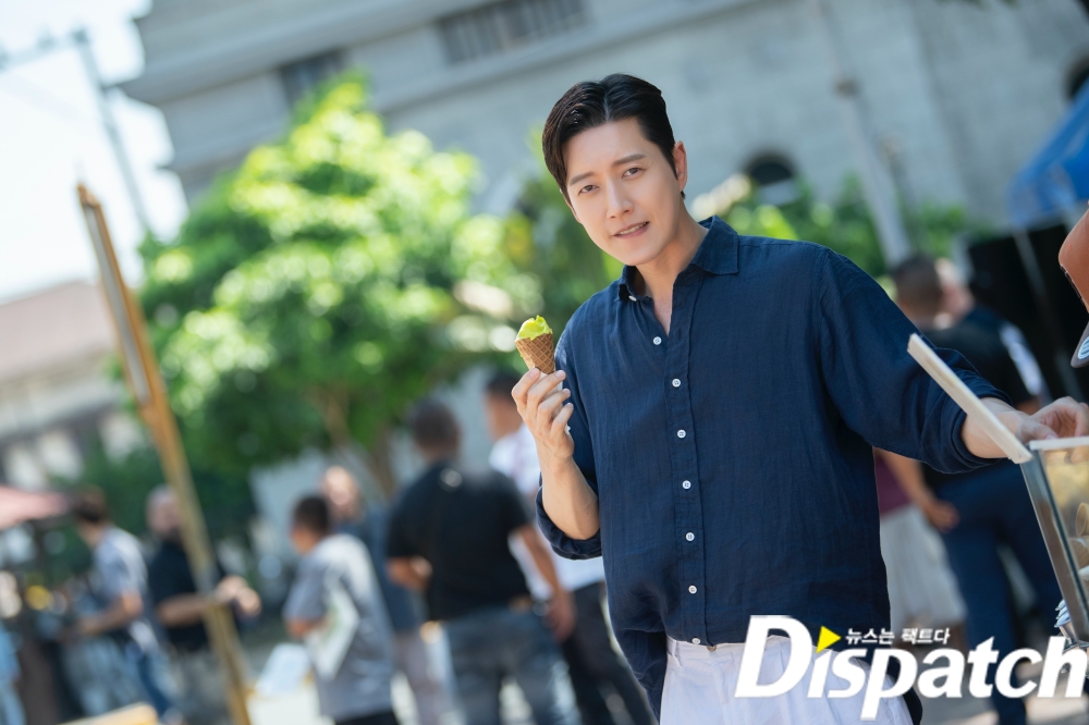 Actor Park Hae-jin has revealed his daily life like a pictorial.Park Hae-jin last year filmed KBS-2TV Forest at Philippines Manila; the photo is behind-the-scenes.Park Hae-jin had a brief sweet break during filming: strolling the streets alone, her eyes focused on superior visuals.The shooting took place in an environment of more than 30 degrees. Park Hae-jin was shooting with a bright Smile all the time despite the heat wave.Park Hae-jin played Kang San-hyuk in Forest, and he captured the audience by traveling between cold-blooded businessmen and warm 119 rescuers.He showed his face with a contradictory charm. He was a corporate hunter and he was cool.119, turned into a rescue team, met Jo Bo-a (played by Jeong Young-jae) and expressed the process of growing up as a warm human being.Forest is a pre-production drama, which was filmed last August. The final episode airs today at 10 p.m.In the 30th episode (the 18th), Kang was shot instead of Jung Young-jae, who fell unconscious and ended up crying in shock.Attention is drawn to the final ending of Gangjeong Couple.Meanwhile, Park Hae-jin is filming MBC-TV new tree mini series Dae Intern.The exciting revenge of Park Hae-jin, who will welcome his boss (Kim Eung-soo) as a subordinate, is scheduled to air in May.superior visuala walking picturePrince on the White HorseStrembling for this man.a pictorial breakWould you like to join me?Im hit by a Smile.