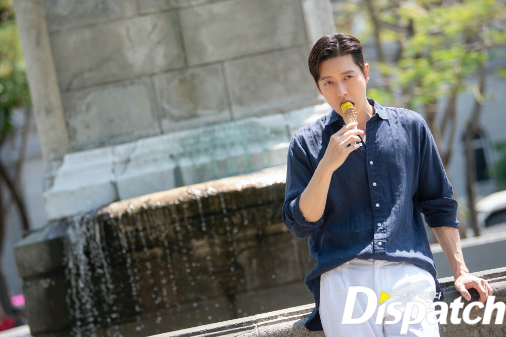 This mans rest...Park Hae-jin, a pictorial break Actor Park Hae-jin has revealed his daily life like a pictorial.Park Hae-jin last year filmed KBS-2TV Forest at Philippines Manila; the photo is behind-the-scenes.Park Hae-jin had a brief sweet break during filming: strolling the streets alone, her eyes focused on superior visuals.The shooting took place in an environment of more than 30 degrees. Park Hae-jin was shooting with a bright Smile all the time despite the heat wave.Park Hae-jin played Kang San-hyuk in Forest, and he captured the audience by traveling between cold-blooded businessmen and warm 119 rescuers.He showed his face with a contradictory charm. He was a corporate hunter and he was cool.119, turned into a rescue team, met Jo Bo-a (played by Jeong Young-jae) and expressed the process of growing up as a warm human being.Forest is a pre-production drama, which was filmed last August. The final episode airs today at 10 p.m.In the 30th episode (the 18th), Kang was shot instead of Jung Young-jae, who fell unconscious and ended up crying in shock.Attention is drawn to the final ending of Gangjeong Couple.Meanwhile, Park Hae-jin is filming MBC-TV new tree mini series Dae Intern.The exciting revenge of Park Hae-jin, who will welcome his boss (Kim Eung-soo) as a subordinate, is scheduled to air in May.superior visuala walking picturePrince on the White HorseStrembling for this man.a pictorial breakWould you like to join me?Im hit by a Smile.