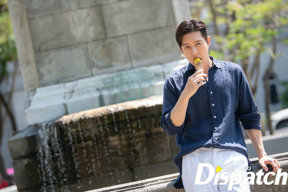 Actor Park Hae-jin has revealed his daily life like a pictorial.Park Hae-jin last year filmed KBS-2TV Forest at Philippines Manila; the photo is behind-the-scenes.Park Hae-jin had a brief sweet break during filming: strolling the streets alone, her eyes focused on superior visuals.The shooting took place in an environment of more than 30 degrees. Park Hae-jin was shooting with a bright Smile all the time despite the heat wave.Park Hae-jin played Kang San-hyuk in Forest, and he captured the audience by traveling between cold-blooded businessmen and warm 119 rescuers.He showed his face with a contradictory charm. He was a corporate hunter and he was cool.119, turned into a rescue team, met Jo Bo-a (played by Jeong Young-jae) and expressed the process of growing up as a warm human being.Forest is a pre-production drama, which was filmed last August. The final episode airs today at 10 p.m.In the 30th episode (the 18th), Kang was shot instead of Jung Young-jae, who fell unconscious and ended up crying in shock.Attention is drawn to the final ending of Gangjeong Couple.Meanwhile, Park Hae-jin is filming MBC-TV new tree mini series Dae Intern.The exciting revenge of Park Hae-jin, who will welcome his boss (Kim Eung-soo) as a subordinate, is scheduled to air in May.superior visuala walking picturePrince on the White HorseStrembling for this man.a pictorial breakWould you like to join me?Im hit by a Smile.