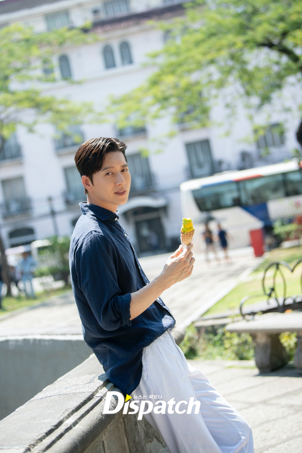 Actor Park Hae-jin has revealed his daily life like a pictorial.Park Hae-jin last year filmed KBS-2TV Forest at Philippines Manila; the photo is behind-the-scenes.Park Hae-jin had a brief sweet break during filming: strolling the streets alone, her eyes focused on superior visuals.The shooting took place in an environment of more than 30 degrees. Park Hae-jin was shooting with a bright Smile all the time despite the heat wave.Park Hae-jin played Kang San-hyuk in Forest, and he captured the audience by traveling between cold-blooded businessmen and warm 119 rescuers.He showed his face with a contradictory charm. He was a corporate hunter and he was cool.119, turned into a rescue team, met Jo Bo-a (played by Jeong Young-jae) and expressed the process of growing up as a warm human being.Forest is a pre-production drama, which was filmed last August. The final episode airs today at 10 p.m.In the 30th episode (the 18th), Kang was shot instead of Jung Young-jae, who fell unconscious and ended up crying in shock.Attention is drawn to the final ending of Gangjeong Couple.Meanwhile, Park Hae-jin is filming MBC-TV new tree mini series Dae Intern.The exciting revenge of Park Hae-jin, who will welcome his boss (Kim Eung-soo) as a subordinate, is scheduled to air in May.superior visuala walking picturePrince on the White HorseStrembling for this man.a pictorial breakWould you like to join me?Im hit by a Smile.