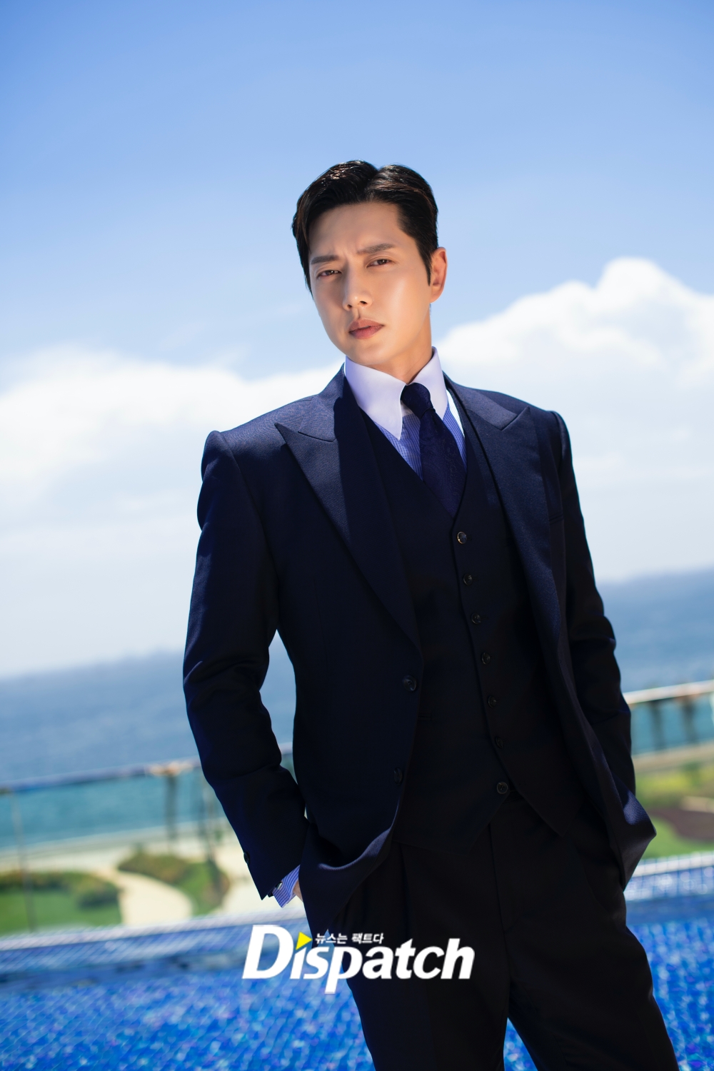 Actor Park Hae-jin showed off the perfect suit fit.Park Hae-jin last year took a KBS-2TV Forest shot at a hotel in Philippines Manila; the photo was behind-the-scenes.Showing off the perfect visuals: Park Hae-jin completed a slick suit-fit with a tall height, with a warm look that remained.The shooting took place in an environment of more than 30 degrees. Park Hae-jin was constantly shooting with a bright smile despite the heat.Park Hae-jin played Kang San-hyuk in Forest, and he captured the audience by traveling between cold-blooded businessmen and warm 119 rescuers.He showed his face with a contradictory charm. He was a corporate hunter and he was cool.119, turned into a rescue team, met Jo Bo-a (played by Jeong Young-jae) and expressed the process of growing up as a warm human being.Forest is a pre-production drama, which was filmed last August. The final episode airs today at 10 p.m.In the 30th episode (the 18th), Kang was shot instead of Jung Young-jae, who fell unconscious and ended up crying in shock.Attention is drawn to the final ending of Gangjeong Couple.Meanwhile, Park Hae-jin is filming MBC-TV new tree mini series Dae Intern.The exciting revenge of Park Hae-jin, who will welcome his boss (Kim Eung-soo) as a subordinate, is scheduled to air in May.gatsby in koreaentrepreneur forcesootfit textbookshoulder-pacificupper male smelunique suit artisan