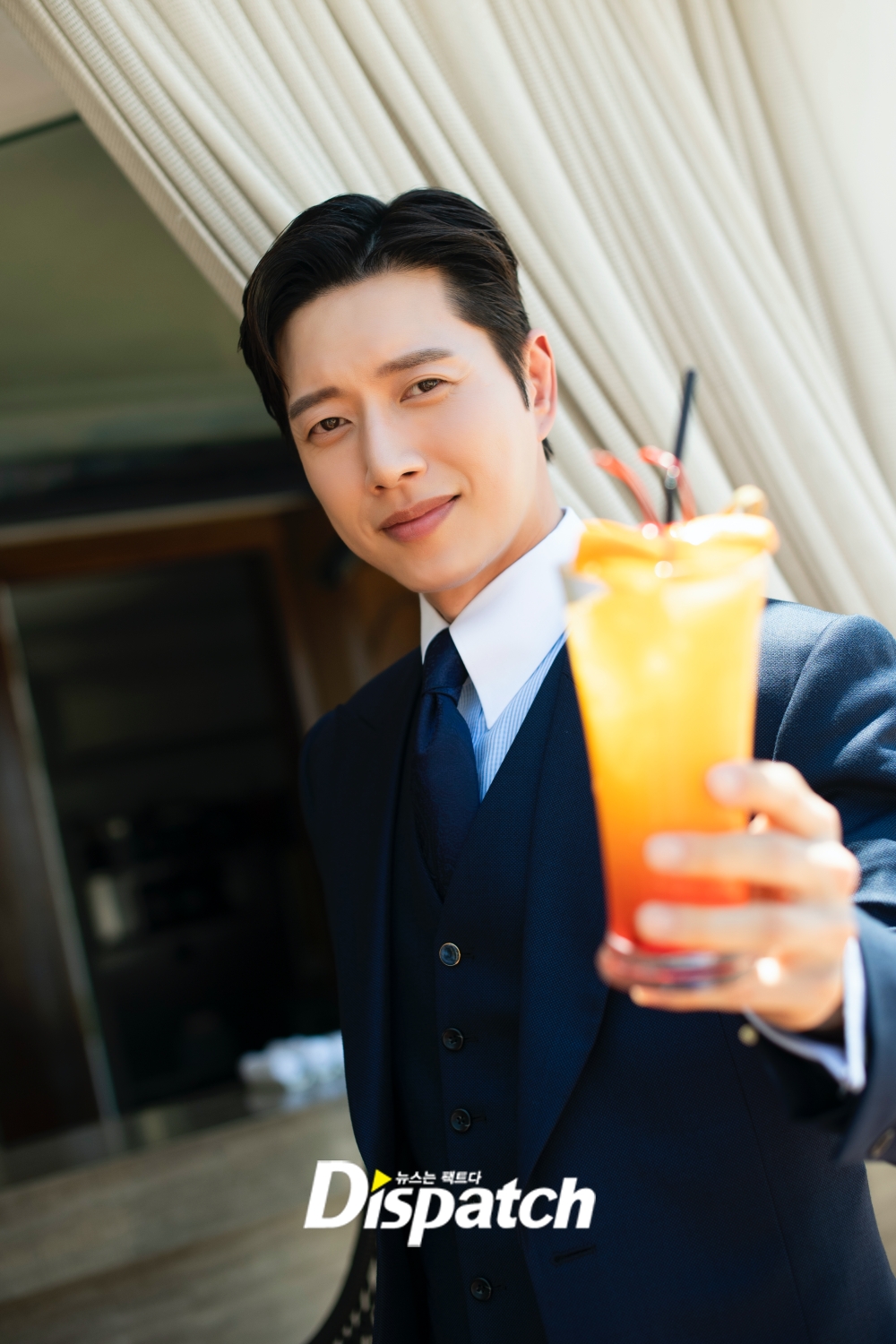 Actor Park Hae-jin showed off the perfect suit fit.Park Hae-jin last year took a KBS-2TV Forest shot at a hotel in Philippines Manila; the photo was behind-the-scenes.Showing off the perfect visuals: Park Hae-jin completed a slick suit-fit with a tall height, with a warm look that remained.The shooting took place in an environment of more than 30 degrees. Park Hae-jin was constantly shooting with a bright smile despite the heat.Park Hae-jin played Kang San-hyuk in Forest, and he captured the audience by traveling between cold-blooded businessmen and warm 119 rescuers.He showed his face with a contradictory charm. He was a corporate hunter and he was cool.119, turned into a rescue team, met Jo Bo-a (played by Jeong Young-jae) and expressed the process of growing up as a warm human being.Forest is a pre-production drama, which was filmed last August. The final episode airs today at 10 p.m.In the 30th episode (the 18th), Kang was shot instead of Jung Young-jae, who fell unconscious and ended up crying in shock.Attention is drawn to the final ending of Gangjeong Couple.Meanwhile, Park Hae-jin is filming MBC-TV new tree mini series Dae Intern.The exciting revenge of Park Hae-jin, who will welcome his boss (Kim Eung-soo) as a subordinate, is scheduled to air in May.gatsby in koreaentrepreneur forcesootfit textbookshoulder-pacificupper male smelunique suit artisan