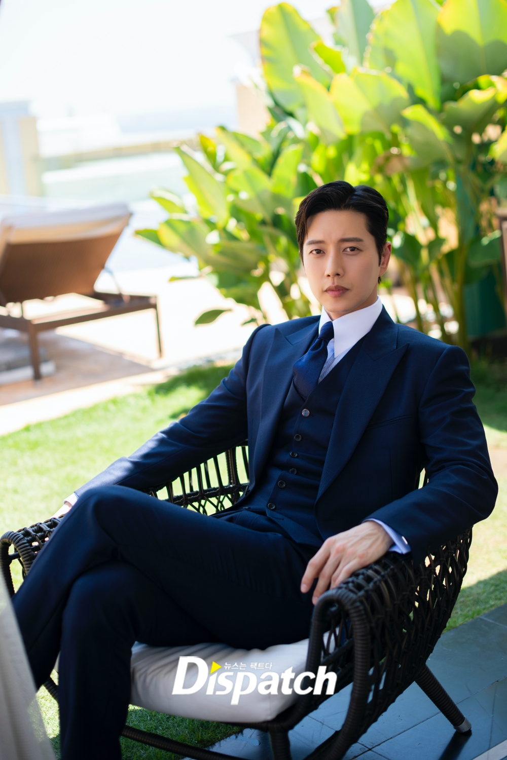 Actor Park Hae-jin showed off the perfect suit fit.Park Hae-jin last year took a KBS-2TV Forest shot at a hotel in Philippines Manila; the photo was behind-the-scenes.Showing off the perfect visuals: Park Hae-jin completed a slick suit-fit with a tall height, with a warm look that remained.The shooting took place in an environment of more than 30 degrees. Park Hae-jin was constantly shooting with a bright smile despite the heat.Park Hae-jin played Kang San-hyuk in Forest, and he captured the audience by traveling between cold-blooded businessmen and warm 119 rescuers.He showed his face with a contradictory charm. He was a corporate hunter and he was cool.119, turned into a rescue team, met Jo Bo-a (played by Jeong Young-jae) and expressed the process of growing up as a warm human being.Forest is a pre-production drama, which was filmed last August. The final episode airs today at 10 p.m.In the 30th episode (the 18th), Kang was shot instead of Jung Young-jae, who fell unconscious and ended up crying in shock.Attention is drawn to the final ending of Gangjeong Couple.Meanwhile, Park Hae-jin is filming MBC-TV new tree mini series Dae Intern.The exciting revenge of Park Hae-jin, who will welcome his boss (Kim Eung-soo) as a subordinate, is scheduled to air in May.gatsby in koreaentrepreneur forcesootfit textbookshoulder-pacificupper male smelunique suit artisan