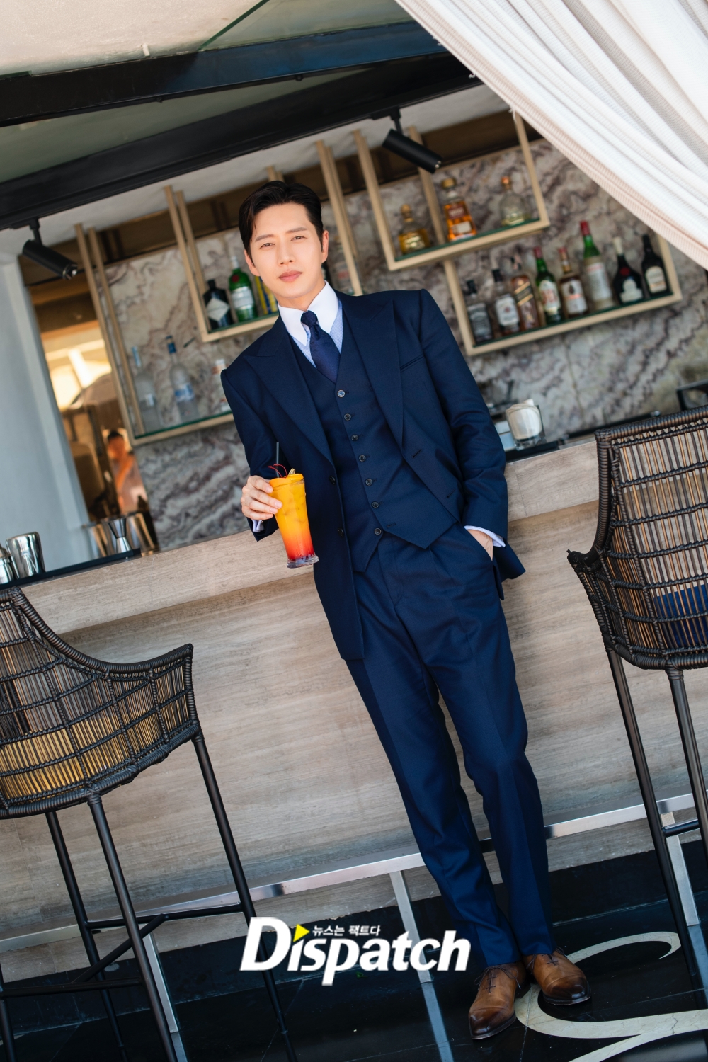 Actor Park Hae-jin showed off the perfect suit fit.Park Hae-jin last year took a KBS-2TV Forest shot at a hotel in Philippines Manila; the photo was behind-the-scenes.Showing off the perfect visuals: Park Hae-jin completed a slick suit-fit with a tall height, with a warm look that remained.The shooting took place in an environment of more than 30 degrees. Park Hae-jin was constantly shooting with a bright smile despite the heat.Park Hae-jin played Kang San-hyuk in Forest, and he captured the audience by traveling between cold-blooded businessmen and warm 119 rescuers.He showed his face with a contradictory charm. He was a corporate hunter and he was cool.119, turned into a rescue team, met Jo Bo-a (played by Jeong Young-jae) and expressed the process of growing up as a warm human being.Forest is a pre-production drama, which was filmed last August. The final episode airs today at 10 p.m.In the 30th episode (the 18th), Kang was shot instead of Jung Young-jae, who fell unconscious and ended up crying in shock.Attention is drawn to the final ending of Gangjeong Couple.Meanwhile, Park Hae-jin is filming MBC-TV new tree mini series Dae Intern.The exciting revenge of Park Hae-jin, who will welcome his boss (Kim Eung-soo) as a subordinate, is scheduled to air in May.gatsby in koreaentrepreneur forcesootfit textbookshoulder-pacificupper male smelunique suit artisan