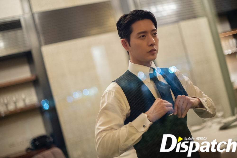 Actor Park Hae-jin showed off the perfect suit fit.Park Hae-jin last year took a KBS-2TV Forest shot at a hotel in Philippines Manila; the photo was behind-the-scenes.Showing off the perfect visuals: Park Hae-jin completed a slick suit-fit with a tall height, with a warm look that remained.The shooting took place in an environment of more than 30 degrees. Park Hae-jin was constantly shooting with a bright smile despite the heat.Park Hae-jin played Kang San-hyuk in Forest, and he captured the audience by traveling between cold-blooded businessmen and warm 119 rescuers.He showed his face with a contradictory charm. He was a corporate hunter and he was cool.119, turned into a rescue team, met Jo Bo-a (played by Jeong Young-jae) and expressed the process of growing up as a warm human being.Forest is a pre-production drama, which was filmed last August. The final episode airs today at 10 p.m.In the 30th episode (the 18th), Kang was shot instead of Jung Young-jae, who fell unconscious and ended up crying in shock.Attention is drawn to the final ending of Gangjeong Couple.Meanwhile, Park Hae-jin is filming MBC-TV new tree mini series Dae Intern.The exciting revenge of Park Hae-jin, who will welcome his boss (Kim Eung-soo) as a subordinate, is scheduled to air in May.gatsby in koreaentrepreneur forcesootfit textbookshoulder-pacificupper male smelunique suit artisan