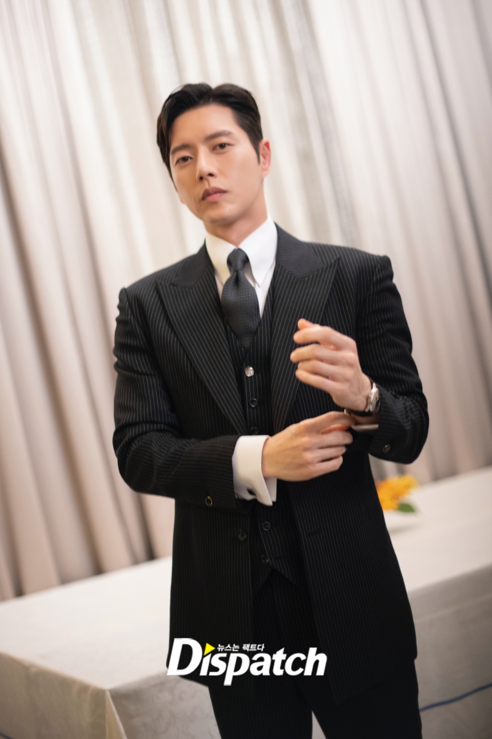 Actor Park Hae-jin showed off the perfect suit fit.Park Hae-jin last year took a KBS-2TV Forest shot at a hotel in Philippines Manila; the photo was behind-the-scenes.Showing off the perfect visuals: Park Hae-jin completed a slick suit-fit with a tall height, with a warm look that remained.The shooting took place in an environment of more than 30 degrees. Park Hae-jin was constantly shooting with a bright smile despite the heat.Park Hae-jin played Kang San-hyuk in Forest, and he captured the audience by traveling between cold-blooded businessmen and warm 119 rescuers.He showed his face with a contradictory charm. He was a corporate hunter and he was cool.119, turned into a rescue team, met Jo Bo-a (played by Jeong Young-jae) and expressed the process of growing up as a warm human being.Forest is a pre-production drama, which was filmed last August. The final episode airs today at 10 p.m.In the 30th episode (the 18th), Kang was shot instead of Jung Young-jae, who fell unconscious and ended up crying in shock.Attention is drawn to the final ending of Gangjeong Couple.Meanwhile, Park Hae-jin is filming MBC-TV new tree mini series Dae Intern.The exciting revenge of Park Hae-jin, who will welcome his boss (Kim Eung-soo) as a subordinate, is scheduled to air in May.gatsby in koreaentrepreneur forcesootfit textbookshoulder-pacificupper male smelunique suit artisan