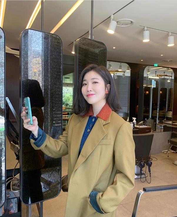 Female duo Davichis Lee Hae-ri showed off her innocent beautyOn the 19th, Lee Hae-ri posted a picture of his current situation on his SNS with an article entitled Hello? I am Lee Hae-ri.Lee Hae-ri in the open photo stares at the camera with a cell phone in one hand. Lee Hae-ris subtle Smile feels a pure charm.Meanwhile, Lee Hae-ri made his debut as Davisi in 2008 and is also active as a solo singer; in January, he released his Solo album From H.