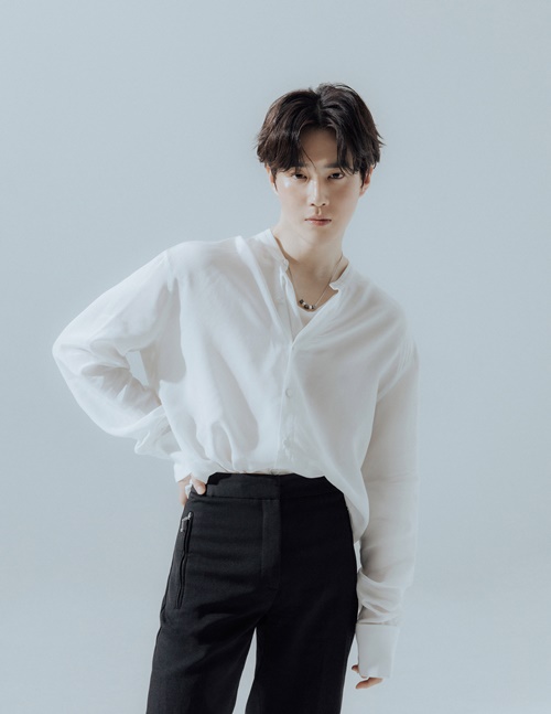 EXO Suho participated in the concept of YG Entertainment and lyrics of the first Solo album, and announced the Madewell 1937 album.Suhos first mini album Self-Portrait, released on the 30th, features a total of six lyrical songs, including the title song Love, Lets Love, in the modern rock genre, which will allow you to meet Suhos sweet vocals and warm music world.In particular, Suho participates in the concept YG Entertainment as well as the whole song written on this album, and expresses the various experiences and feelings that everyone has experienced in the past 8 years after his debut in line with universal love stories that can easily sympathize with.In addition, this album has improved the perfection with the story that connects from the first track to the sixth track.In addition, Suho is composed of various band sound-based songs that he usually likes, so it is enough to feel Suhos musical sensibility.Suho has been recognized for his musical ability by participating in the lyrics of the collaboration songs Can I excuse you and Dinner (dinor) released so far, so Music, which will be released on the new album, is also expected to get a hot response.