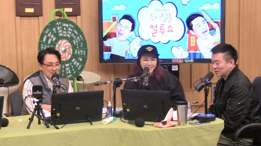 Gag Woman Shin Bong-sun confessed to the story of a chance encounter with actor Jung Woo-sung.Singer Lee Seung-cheol and Se-jeong appeared as special guests on SBS Power FM Radios Dooshi Escape TV Cultwo Show (hereinafter referred to as TV Cultwo Show) on the 19th.On the day of Radio, Shin Bong-sun said, I met Jung Woo-sung by chance in the Yeouido stall.But I really put on a hood, and the light spreads all over the place like a lie. Jung Woo-sung poured me a glass of shochu.Anyway, Jung Woo-sung was like a distant world person, so I tried to greet him lightly, but he gestured for his brother to come.Singer Lee Seung-cheol said, Jung Woo-sung has a unique smile. Shin Bong-sun said, There is a restlessness.Jung Woo-sung continued to fly in front of me, leaving afterimages; I suffered a few days, he said, laughing.