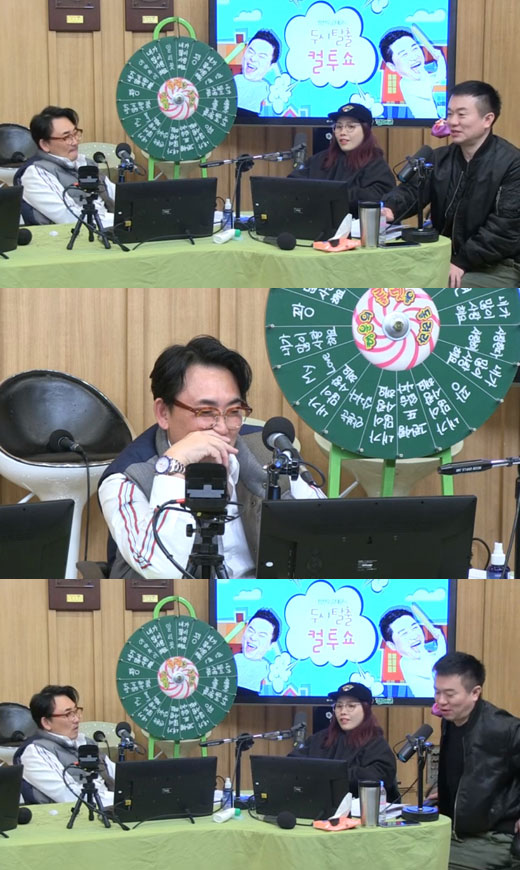 Singer Lee Seung-cheol has recently commented on top stars who have been in direct ties.Singer Lee Seung-cheol and Se-jeong appeared on SBS Power FM radio Dooshi Escape TV Cultwo Show (hereinafter referred to as TV Cultwo Show) on the 19th as a special guest.On the radio, Lee Seung-cheol continued to talk about Actor Park Bo-gum, who appeared on the OST I Love You Much Music Video of the recently announced webtoon Moonlight Sculptor.Lee Seung-cheol said: Mr Park Bo-gums appearance on Music Video was a number of gods.I do not have any friends with me, but Park Bo-gum and his close friend gave me a demo. But Park Bo-gum said he wanted to shoot a music video because he liked the song so much.Lee Seung-cheol said that he appeared on KBS 2TV Yoo Hee-yeols Sketchbook with Park Bo-gum, saying, Park Bo-gum gives a piano accompaniment directly on the broadcast.I will not be able to do that in the future. I gave it to Singer. When DJ Shin Bong-sun and Kim Tae-gyun asked, Have you been a lot close? I thought people might be so good. I think it is not attractive if it is good.He is over 185 tall and his personality is 2m. Regarding his first meeting with Park Bo-gum, he said, I did not go to Music Video shooting day, so I met him later when I ate, but I do not drink at all and drink water.Lee Seung-cheol recently mentioned that he is doing KBS 2TV King King Institute with Dool Kim Yong-ok.Its not a ring-shaped philosophical lecture, its an entertainment.I do not have a culture, but I comfortably talk about how can we live well with guest and I sing a song. I do not think there is such a broadcast these days.It is a little bit of retro sensibility, but it is lightly interpreted to suit the entertainment. It will be easy to understand. At the same time, Lee Seung-cheol revealed his unexpected connection that he had met Mr. Dool for 30 years, saying, The karaoke room goes with me.The teacher usually calls a lot of pop songs. Especially, the first guest of Dool King Sejong Institute was the actor Jung Woo-sung who gathered topics.Lee Seung-cheol admired the extension, saying, Jung Woo-sung is really cool, just cool.Finally, Lee Seung-cheol said, Park Myeong-sus daughter and my daughter are often met as a best friend. Two people who are not likely to meet at all meet very often.We say, Is it fate, or fate? And these days, Park Myeong-su has lost some of his feelings about me.