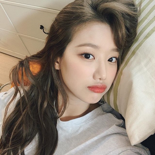 Girl group April member Lee Na-eun has revealed his recent situation to fans.April Lee Na-eun posted several selfie photos on Instagram on the 19th with a cute comment Paneple likes it.It appears to have been taken lying on the couch, with April Lee Na-eun making a playful look with her lips out front, her big eyes shining.Its a Selfie gift for the fandom Pineapple waiting for April, with doll-like Beautiful lookes by far stand out.Netizens responded to Beautiful look and Princess.Lee Na-eun was loved by the house theater last year by playing the role of Yeojuda in MBC drama How I Found It.