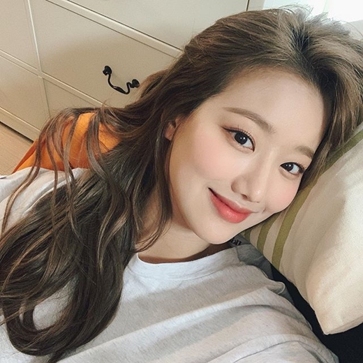 Girl group April member Lee Na-eun has revealed his recent situation to fans.April Lee Na-eun posted several selfie photos on Instagram on the 19th with a cute comment Paneple likes it.It appears to have been taken lying on the couch, with April Lee Na-eun making a playful look with her lips out front, her big eyes shining.Its a Selfie gift for the fandom Pineapple waiting for April, with doll-like Beautiful lookes by far stand out.Netizens responded to Beautiful look and Princess.Lee Na-eun was loved by the house theater last year by playing the role of Yeojuda in MBC drama How I Found It.