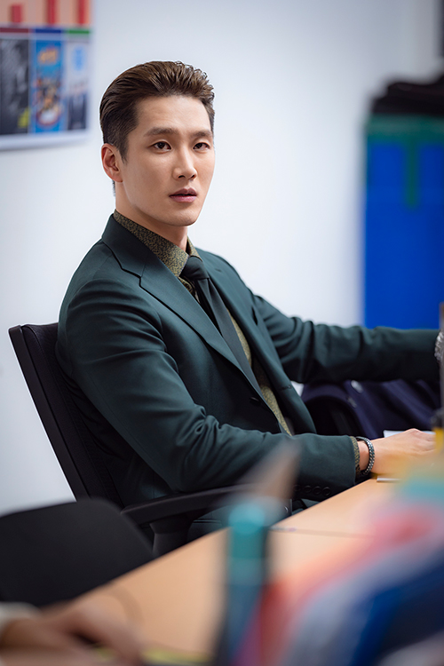 Actor Ahn Bo-hyun captivates viewers with Itaewon Klath chapter The FountainheadIn JTBCs Drama Itaewon Clath (directed by Kim Sung-yoon/playplay by Cho Kwang-jin/production showbox and production), Ahn Bo-hyun plays the role of the pandemic The Fountainhead, The Fountainhead, completing the fresh and charming villain Character that was never seen before, and is at the center of the topic every day.Dramas first prize, Ahn Bo-hyun, has looked at three possible attractive points.# More than the original, the perfect character torn to the bayThe first attraction point is the perfect character digestion power with 100% synchro rate with the original webtoon.More than the high synchro rate with the original broadcast from the first broadcast, Ahn Bo-hyun in the drama Itaewon Clath was the Fountainhead itself.The appearance of Nam Sa-chin Nam Eun-gi, which he wanted to have in his previous work, disappeared, and he transformed into a perfect figure with The Fountainhead, The Fountainhead, and created a character that can not be hated by showing his woven figure even though he is a villain, a fresh anti-war charm.In addition, Ahn Bo-hyun constantly watched the webtoon to fully digest the role of the Fountainhead, and to express the character in three dimensions, he repeatedly worried about one ambassador and one scene and made perfect.The audiences popularity continues to be popular with Ahn Bo-hyuns character digestion.# Control of the Fantasy, Perfect ActingThe second point of attraction is the perfect acting power of Ahn Bo-hyun, who completes the narrative of The Fountainhead, even though he is a villain.Ahn Bo-hyun showed outstanding complete control Acting across intensity and futility to express the duality of the character.Ahn Bo-hyun expressed with charismatic intense eyes the figure of the Funtainhead, who was suffering from a car accident guilt, twisting the chickens neck and abandoning his anxiety and weak inner self and becoming a true successor to the family.# Korean version of Joker Perfect SuitThe last attraction point is a perfect suit fit that shot not only the woman but also the heart.Ahn Bo-hyun has become a hot topic every day, digesting all the fashions that come out every time from school uniforms to suits and veterinarians.Unlike the chaebol successor fashion that has been shown so far with a tall height of 187cm and a perfect ratio, Ahn Bo-hyun has introduced bold style suit fashion such as purple, khaki, and orange color, and has also earned the nickname of Korean version Joker by completing the Fountainhead look, the successor of the manganese conglomerate.As such, Ahn Bo-hyun is fascinating the house theater by drawing a three-dimensional picture of the Fountainhead Character, which is filled with my full-fledged anger-inducing villain.At the Itaewon Klath, which is only two times ahead of End, viewers are paying attention to the unfinished evil that the Fountainhead will show once again.Park Su-in