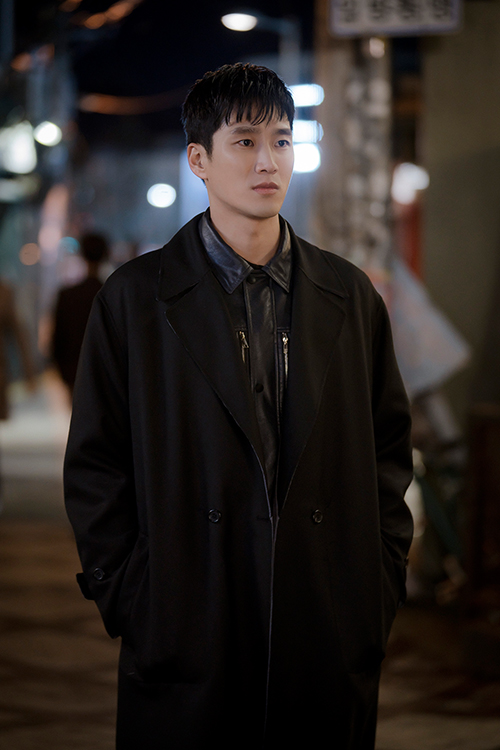 Actor Ahn Bo-hyun captivates viewers with Itaewon Klath chapter The FountainheadIn JTBCs Drama Itaewon Clath (directed by Kim Sung-yoon/playplay by Cho Kwang-jin/production showbox and production), Ahn Bo-hyun plays the role of the pandemic The Fountainhead, The Fountainhead, completing the fresh and charming villain Character that was never seen before, and is at the center of the topic every day.Dramas first prize, Ahn Bo-hyun, has looked at three possible attractive points.# More than the original, the perfect character torn to the bayThe first attraction point is the perfect character digestion power with 100% synchro rate with the original webtoon.More than the high synchro rate with the original broadcast from the first broadcast, Ahn Bo-hyun in the drama Itaewon Clath was the Fountainhead itself.The appearance of Nam Sa-chin Nam Eun-gi, which he wanted to have in his previous work, disappeared, and he transformed into a perfect figure with The Fountainhead, The Fountainhead, and created a character that can not be hated by showing his woven figure even though he is a villain, a fresh anti-war charm.In addition, Ahn Bo-hyun constantly watched the webtoon to fully digest the role of the Fountainhead, and to express the character in three dimensions, he repeatedly worried about one ambassador and one scene and made perfect.The audiences popularity continues to be popular with Ahn Bo-hyuns character digestion.# Control of the Fantasy, Perfect ActingThe second point of attraction is the perfect acting power of Ahn Bo-hyun, who completes the narrative of The Fountainhead, even though he is a villain.Ahn Bo-hyun showed outstanding complete control Acting across intensity and futility to express the duality of the character.Ahn Bo-hyun expressed with charismatic intense eyes the figure of the Funtainhead, who was suffering from a car accident guilt, twisting the chickens neck and abandoning his anxiety and weak inner self and becoming a true successor to the family.# Korean version of Joker Perfect SuitThe last attraction point is a perfect suit fit that shot not only the woman but also the heart.Ahn Bo-hyun has become a hot topic every day, digesting all the fashions that come out every time from school uniforms to suits and veterinarians.Unlike the chaebol successor fashion that has been shown so far with a tall height of 187cm and a perfect ratio, Ahn Bo-hyun has introduced bold style suit fashion such as purple, khaki, and orange color, and has also earned the nickname of Korean version Joker by completing the Fountainhead look, the successor of the manganese conglomerate.As such, Ahn Bo-hyun is fascinating the house theater by drawing a three-dimensional picture of the Fountainhead Character, which is filled with my full-fledged anger-inducing villain.At the Itaewon Klath, which is only two times ahead of End, viewers are paying attention to the unfinished evil that the Fountainhead will show once again.Park Su-in