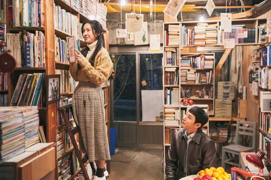 Actor Jang Ki-yong, Jin Se-yeon and Lee Soo-hyuk delivered a direct on-site atmosphere for viewers waiting for Bone Again.KBS 2TVs new Monday episode, Drama, is a Dead Again mystery melodrama that depicts the fate and resurrection of three men and women who are intertwined with two lives.Jang Ki-yong (Kong Ji-cheol/Cheon Jong-beom station), Jin Se-yeon (Jung Ha-eun/Jung Sa-bin station), Lee Soo-hyuk (Cha Hyung-bin/Kim Soo-hyuk station) are curious about the situation by challenging the two-player station through Dead Again.They are expected to show any Acting transformation in the 1980s, the present and the two eras, and have been giving a special message for about a month until the first broadcast on April 20.The atmosphere of the field is full of fighting, said Jang Ki-yong, and the same is true of Actor who leads both the director and the writer to passion and is with them.Especially in the 80s, the production crew is paying more attention to the details, he said, predicting the analog sensibility that will blend with the color of the original Again.Jin Se-yeon said, Jang Ki-yong Actor was surprised by the atmosphere of the play as soon as he saw it. The pure eyes looking at the haun seem to have remained in his mind very much.Lee Soo-hyuk said, I was grateful for your consideration and care for me from the first moment I saw it.Lee Soo-hyuk also said, I am shooting happily in a really comfortable atmosphere.I went to a few local shoots to make the feeling of the 80s in the play, so I talked a lot among the actors and got closer to it. Park Su-in