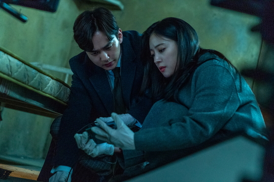 The thrilling counterattack of Memoir of Warlist Yoo Seung-ho and Lee Se-young begins.The TVN tree Drama Memoir of Warlist amplifies tension by revealing the fact that Camellia (Yoo Seung-ho) and One lineready (Lee Se-young) were on a real track on March 19th.Camellia and One line ready day charisma in the photo released on the day catches the eye.Camellia, who expressed anger that seemed to explode at the moment toward Park Ki-dan (Lee Seung-chul), who emerged as the most likely Suspect of the Jangdori incident in the last broadcast.His surprise visit to the laboratory raises questions.Because Camellia, who was spared from arrest in the actual examination of the warrant due to the huge scandal of Lim Jung-yeon, the chief prosecutor, is expecting the card, which he took out to catch the criminal.Profiling has also captured the possibility of Real, as well as the intense appearance of One lineready, which sharpens the link with the word truth.The appearance of Camellia and One lineready, which has returned to the scene of an unusual atmosphere, also heightens tension.I wonder what truth is waiting for two people who search the scene for decisive evidence.In the fourth episode broadcast on the 19th, Camellia and One line ready throw their whole body to catch Park.Camellia and One lineready, who have used memory scans and profiling to find decisive evidence that Real can not escape.Attention is focusing on whether we can defeat the external pressures that interfere with the two and catch Real.The Suspect Park Gi-dan, the leading figure in the Jangdori case, has been revealed, said Memoir of Warlist production team.The tight confrontation with Park Ki-dan, the heresy leader who makes the country shake up, will give you a sense of tension to tighten your heart, he said. Please expect a thrilling counterattack between Camellia and One lineready who met a tough opponent.hwang hye-jin