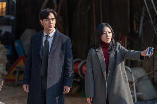 The thrilling counterattack of Memoir of Warlist Yoo Seung-ho and Lee Se-young begins.The TVN tree Drama Memoir of Warlist amplifies tension by revealing the fact that Camellia (Yoo Seung-ho) and One lineready (Lee Se-young) were on a real track on March 19th.Camellia and One line ready day charisma in the photo released on the day catches the eye.Camellia, who expressed anger that seemed to explode at the moment toward Park Ki-dan (Lee Seung-chul), who emerged as the most likely Suspect of the Jangdori incident in the last broadcast.His surprise visit to the laboratory raises questions.Because Camellia, who was spared from arrest in the actual examination of the warrant due to the huge scandal of Lim Jung-yeon, the chief prosecutor, is expecting the card, which he took out to catch the criminal.Profiling has also captured the possibility of Real, as well as the intense appearance of One lineready, which sharpens the link with the word truth.The appearance of Camellia and One lineready, which has returned to the scene of an unusual atmosphere, also heightens tension.I wonder what truth is waiting for two people who search the scene for decisive evidence.In the fourth episode broadcast on the 19th, Camellia and One line ready throw their whole body to catch Park.Camellia and One lineready, who have used memory scans and profiling to find decisive evidence that Real can not escape.Attention is focusing on whether we can defeat the external pressures that interfere with the two and catch Real.The Suspect Park Gi-dan, the leading figure in the Jangdori case, has been revealed, said Memoir of Warlist production team.The tight confrontation with Park Ki-dan, the heresy leader who makes the country shake up, will give you a sense of tension to tighten your heart, he said. Please expect a thrilling counterattack between Camellia and One lineready who met a tough opponent.hwang hye-jin