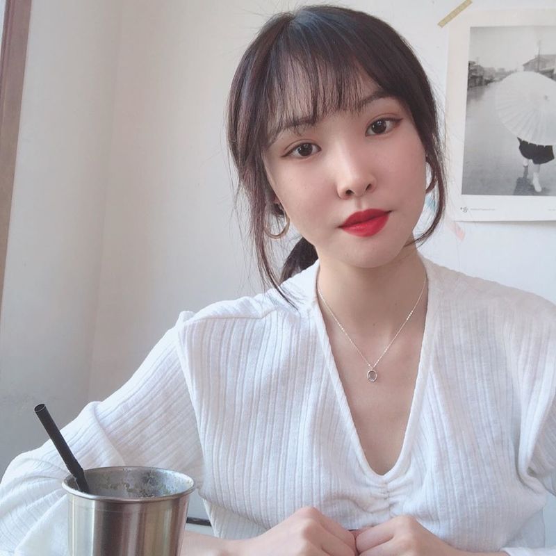 Group GFriend member Yuju boasted a pure beauty.Yuju posted a photo on March 19th with the article A few days ago on the official GFriend Instagram.The picture shows Yuju in a white knit, smiling at the camera, and Yujus innocent beauty, which is also digested by a dark red lip, catches the eye.delay stock
