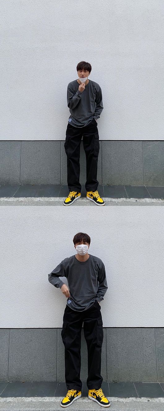Actor Jung Il-woo showed off her superior model fitOn the morning of the 19th, Jung Il-woo posted four photos on his personal SNS, saying, Today is a strong Haru.Jung Il-woo in the photo boasts a big height and Pacific Ocean shoulder and smiles at the camera.Despite wearing a mask and covering his mouth, his unique half-moon eyes attract attention.Especially, the fans who watched this are showing their welcome to the recent situation of Jung Il-woo, leaving comments such as I love you well, I still love you, I am still handsome today and Jung Il-woo is so cute.On the other hand, Jung Il-woo is currently appearing on KBS 2TV Shin Sang-sung.Jung Il-woo SNS