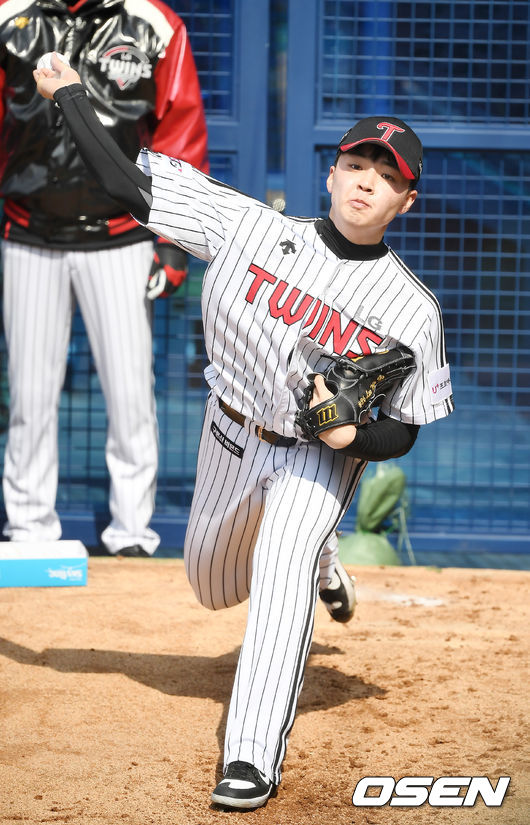 The LG Twins trained at the Seoul Jamsil-dong baseball field on the morning of the 19th.Lee Min-ho is pitching for the bullpen.