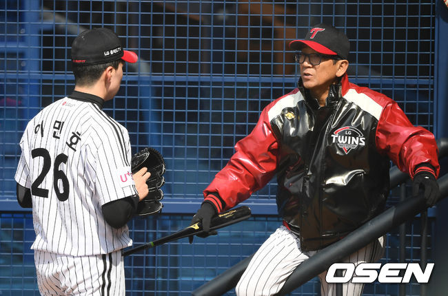 The LG Twins conducted training at the Seoul Jamsil-dongBaseball on the morning of the 19th.Choi Yil-yeon Kochi talks to Lee Min-ho
