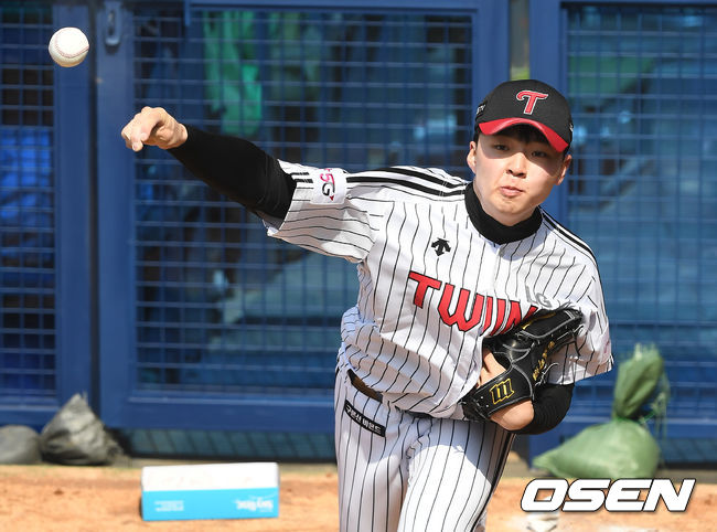 The LG Twins conducted training at the Jamsil-dong-dong Baseball Stadium in Seoul on the morning of the 19th.LG Lee Min-ho is pitching bullpens.