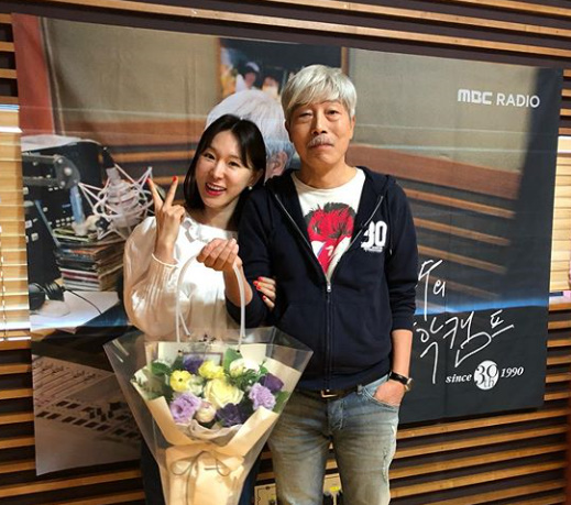 Lee Ji-hye, a former member of the mixed group shop and a DJ, celebrated the 30th anniversary of Bae Cheol-soos Music camp.On this day, Lee Ji-hye said through the official SNS of Discovery of the afternoon, Congratulations on Bae Chul-soos 30th anniversary.Shopdy believes in you only and follows you. Shopdy also posted a picture with the article 30th anniversary Gazia!!In the photo, Lee Ji-hye poses next to the longevity DJ Bae Chul-soo and smiles happily. Especially, the two DJs, who are senior DJs, have been warmed up.Lee Ji-hye Radio Discovered Afternoon SNS Capture