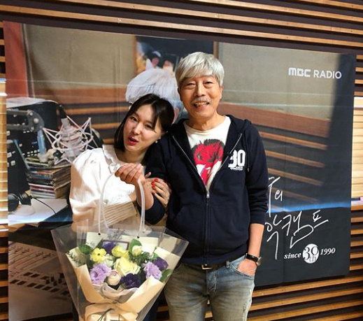 Lee Ji-hye, a former member of the mixed group shop and a DJ, celebrated the 30th anniversary of Bae Cheol-soos Music camp.On this day, Lee Ji-hye said through the official SNS of Discovery of the afternoon, Congratulations on Bae Chul-soos 30th anniversary.Shopdy believes in you only and follows you. Shopdy also posted a picture with the article 30th anniversary Gazia!!In the photo, Lee Ji-hye poses next to the longevity DJ Bae Chul-soo and smiles happily. Especially, the two DJs, who are senior DJs, have been warmed up.Lee Ji-hye Radio Discovered Afternoon SNS Capture
