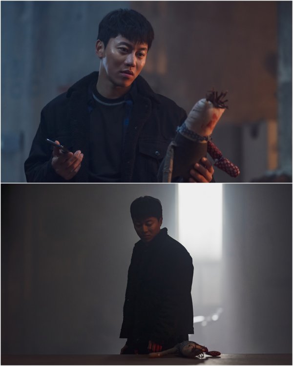 In director Kim Hong-suns work, viewers were enthusiastic about the final Billen, which exploded his presence as much as the main character. The representative figure was Mo Tae-gu (Kim Jae-wook) of Baro OCNs Voice 1.The serial of Murderma Gnom Kang Dong-sik, who raised the perfection of his work as a creator, is regarded as a former-class villa.This is because they are different from the villains of existing genres, such as choosing to reveal their identity in the crisis of being tracked down to the bottom of their chin without hiding themselves until the end.Kang Dong-siks childhood name was Kim Yo-han.He was a child who had a gruesome smile, not a guilty smile, and his mother, who was shocked by the scene, took his own life, and his father, who could not afford it, abandoned the child.When his father Kim Sang-gil (Yoon Sang-hwa) had a hit-and-run accident that killed his mother, Sooyoungung, he was laughing in the back seat of the car.Kim Yo-han grew up in a nursery school, used Shin Gyeong-su (Kimbada) and Kim Jung-hwan (Kyung Sung-hwan) to hide himself and continued his Murder career.He is still curious about why he is obsessed with the present.Above all, in the last 14 episodes, Kang Dong-sik revealed his identity to Sooyoung, saying, I am the Baro guy, following Hwangs team leader (Jin Seo-yeon).Then, as if it were a show of appreciation, he dropped the already breathless Yang Detective (Ryu Seung-soo) into the police station lobby, saying, This is an invitation to you.From Choi (Jang Hyun-sung) to Yang Detective, viewers were astonished at the continuous Murder: So, who will be his next target?Kang Dong-sik visits the current azit in the still cut released today (19th) to raise the curiosity.The old Hung Doll, which was displayed in the azit of Gangdong-style. It was a Doll obtained after the first Murder 20 years ago.Now that he knew what it meant, he brought Doll to his azit, but Kang Dong-sik is looking at the Doll with an eerie face. So, did he decide the next target for now?His next number is expected to be the key development of the remaining two times.In the remaining story, the next step of the Gnome Kang Dong-sik will be revealed as well as the link with the present, said the production team of Tell as you see it. In the 15th and 16th episodes, the evil of Gnome, which both viewers and the characters who were chasing him, will reach its peak.I hope you will focus on this part. Photos