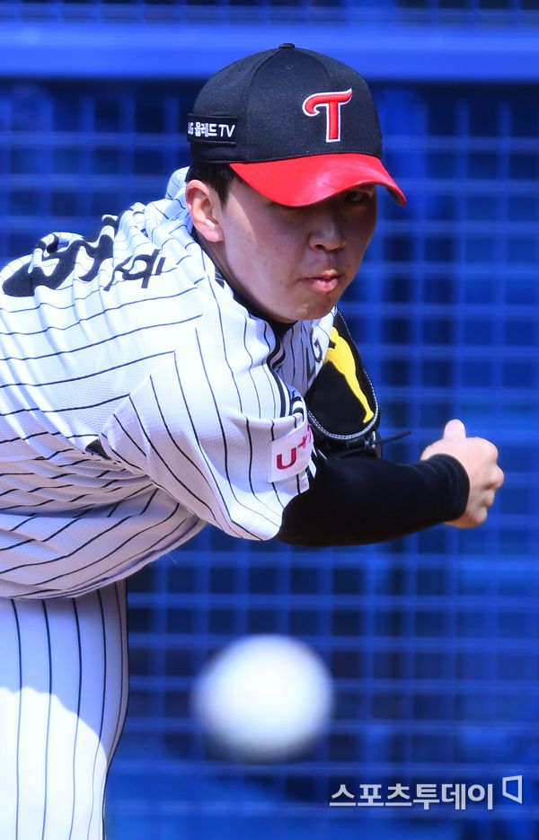 The training of the professional baseball LG Twins was held at Jamsil Baseball Stadium in Songpa District, Seoul on the afternoon of the 19th.LGs Lee Min-ho is working on the training day. 2020.03.19