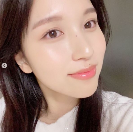 Popular girl group TWICE member Mina has released her latest makeup with neat makeup.Mina posted two of her selfies on her TWICE Instagram account on Wednesday.Mina wrote with the photo, Ive done natural make-up, but I have to upload it because its good.Mina in the photo showed off her beautiful looks with a white T-shirt, long straight hair and light makeup.TWICE has temporarily suspended its activities in August 2019 for reasons of health and has not participated in the Phil Special album activities.Fortunately, Mina showed up at a fan meeting commemorating the 4th anniversary of TWICE debut in October 2019, and said that she is gradually recovering her health by delivering a new years greetings to SNS during the New Year holidays in January.JYP Entertainment, a subsidiary company, said, Mina is now very stable, he said. I will continue to look at my condition and carry out activities.