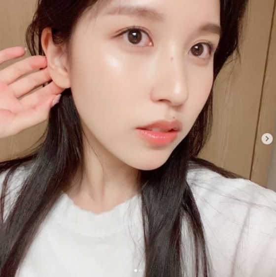 Popular girl group TWICE member Mina has released her latest makeup with neat makeup.Mina posted two of her selfies on her TWICE Instagram account on Wednesday.Mina wrote with the photo, Ive done natural make-up, but I have to upload it because its good.Mina in the photo showed off her beautiful looks with a white T-shirt, long straight hair and light makeup.TWICE has temporarily suspended its activities in August 2019 for reasons of health and has not participated in the Phil Special album activities.Fortunately, Mina showed up at a fan meeting commemorating the 4th anniversary of TWICE debut in October 2019, and said that she is gradually recovering her health by delivering a new years greetings to SNS during the New Year holidays in January.JYP Entertainment, a subsidiary company, said, Mina is now very stable, he said. I will continue to look at my condition and carry out activities.