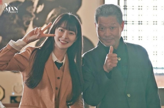 Actor Kwon Nara has unveiled a friendly shooting scene with Yoo Jae-myung.Kwon Nara posted a picture on his instagram on the 19th without any writing.In the photo, there is a picture of Kwon Nara posing with a clear smile and V pose.Beside it, Yoo Jae-myung stares at the camera with his thumbs up.The netizens who responded to this responded that the singer is acting too well and this week is the last.On the other hand, Kwon Nara is playing the role of Osua in JTBC gilt drama Itaewon Clath which is currently on air.