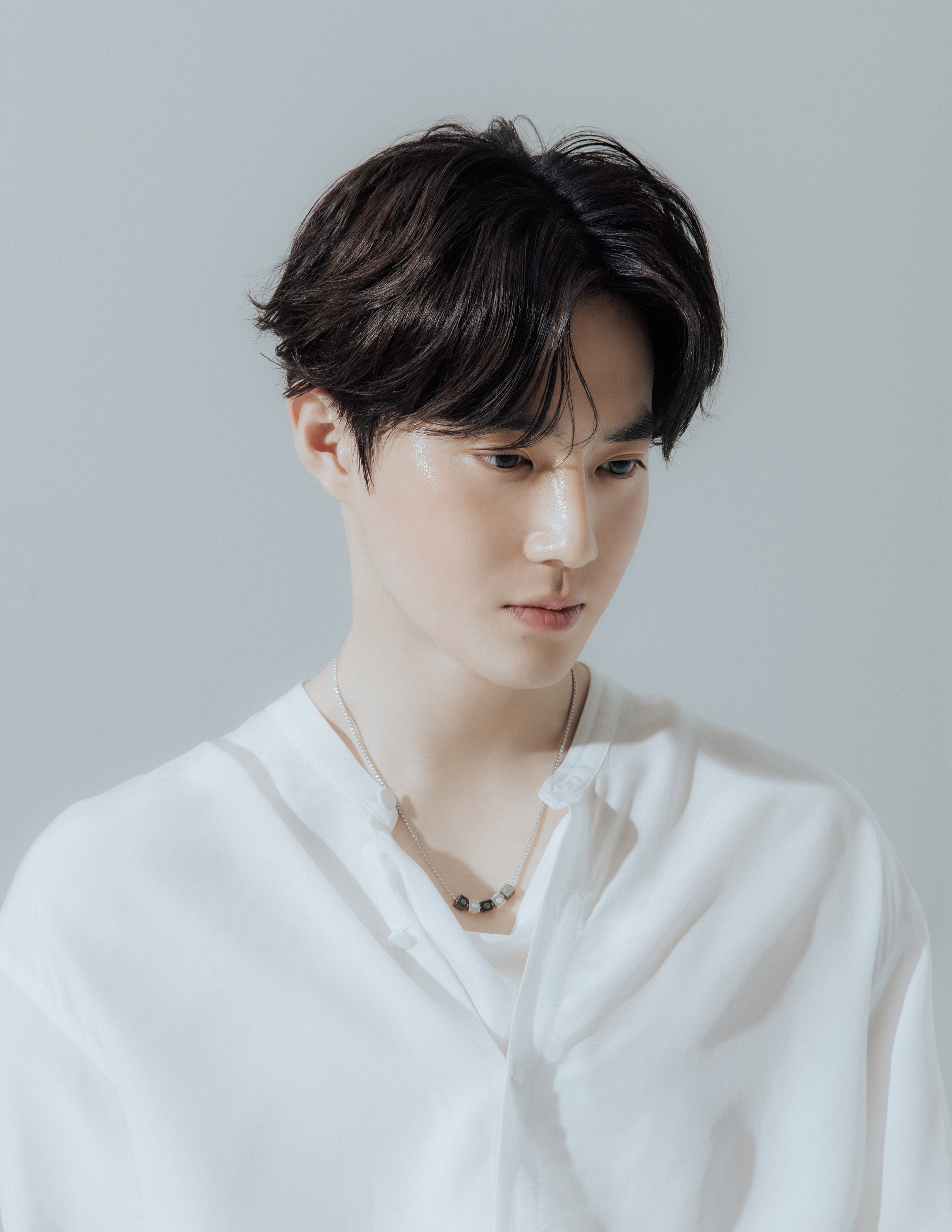 EXO Suho participated in the concept of YG Entertainment and lyrics of the first Solo album, and announced the Madewell 1937 album.Suhos first mini album Self-Portrait, released on the 30th, contains a total of six songs in a lyrical atmosphere, including the title song Lets Love, a modern rock genre.In particular, Suho participates in the concept YG Entertainment as well as the whole song written on this album, and expresses the various experiences and feelings that everyone has experienced in the past 8 years after his debut in line with universal love stories that can easily sympathize with.In addition, this album has improved the perfection with the story that connects from Tracks 1 to Tracks 6, and Suho is composed of various band sound-based songs that Suho usually likes, so it is enough to feel Suhos musical sensibility.