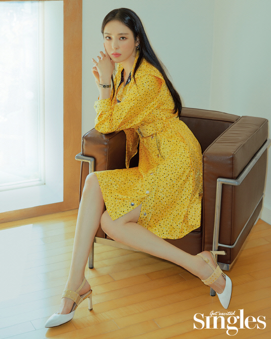Actor Lee Da-hee oozed the charm of Fairy pittas.Singles released Lee Hee-hees shoes styling picture, which is considered to be one of the Wannabes of many women with its charming and confident girl crush charm.In this picture with a comfortable shoe brand rockport completed in a modern sense style, Lee Hee-hee completed an attractive picture that overwhelms the camera with unique visuals and brilliant presence.Lee Da-hee made an impression on Beauty Inside and Enter Search Words www.Queen gravesdom, which also showed pro-MC skills.It is the main MC of Road to Kingdom, a boy group version of Queen gravesdom, and once again cooperates with Jang Sung-gyu.Idahis pictorials can be found in the April issue of Singles and on the fun online playground Singles Mobile. / Photo= Singles