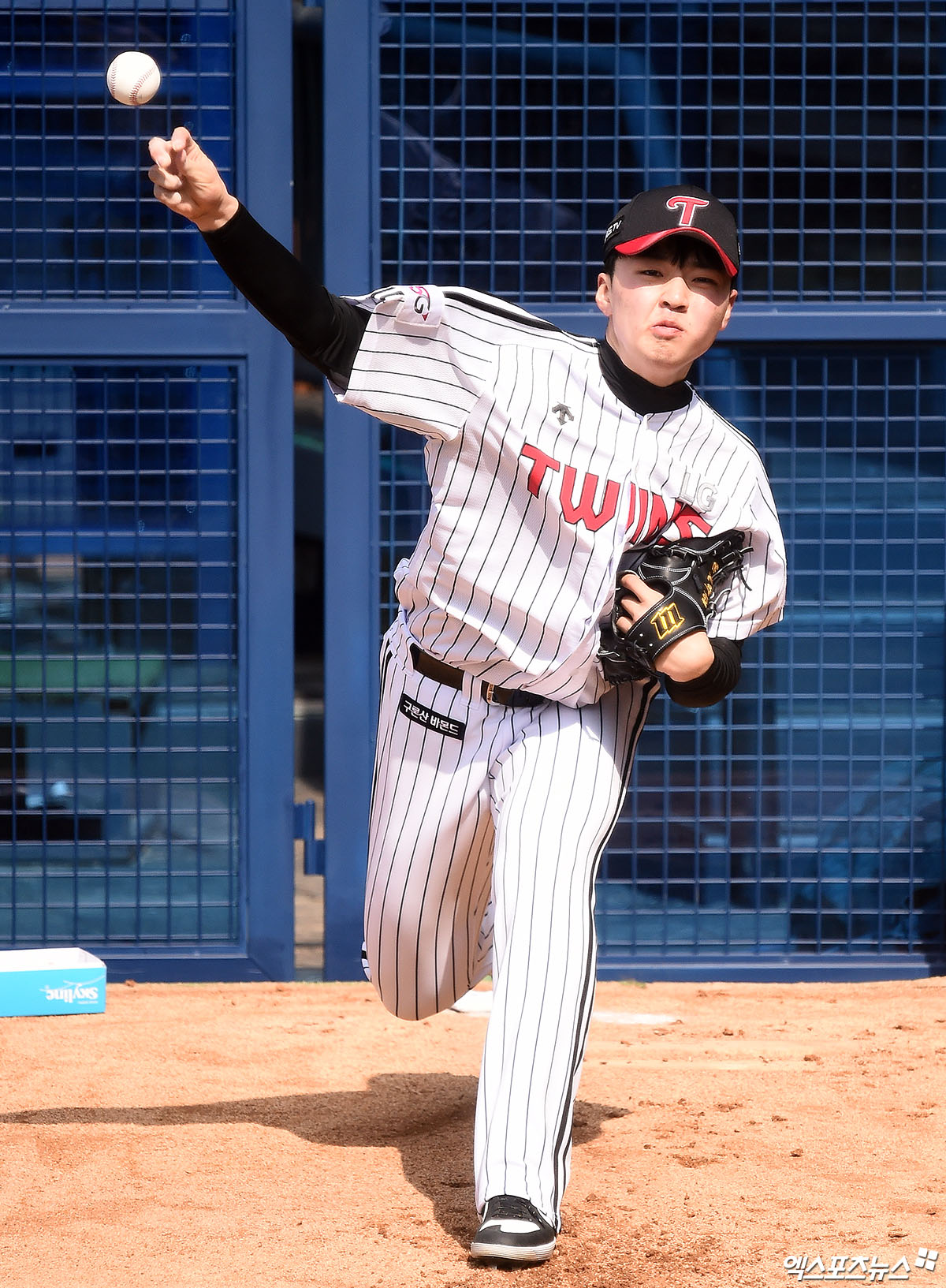 The LG Twins training was held at Jamsil-dong-dong Baseball Stadium in Songpa-gu, Seoul on the morning of the 19th. LG Lee Min-ho is pitching a bullpen.
