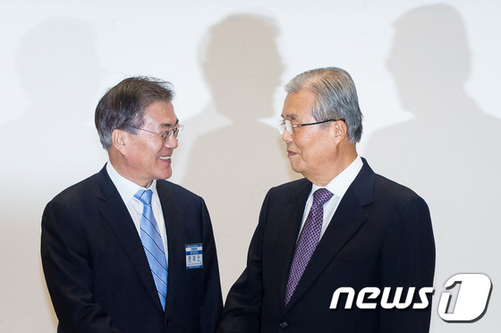 2016년 1월 당시 문재인 더불어민주당 대표가 지도부 총사퇴를 선언한 뒤 김종인 비대위원장 겸 선대위원장과 악수하고 있다.  2016.1.27/뉴스1 © News1 유승관 기자