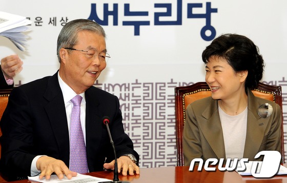 지난 2012년 2월 19대 총선을 앞두고 열린 새누리당 비상대책위원회 회의에서 박근혜 당시 비상대책위원장이 김종인 비상대책위원과 이야기를 나누고 있다. /뉴스1 DB