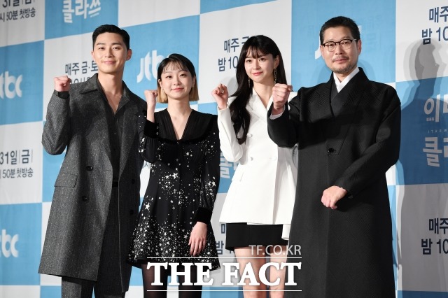 Actors of Itaewon Klath filled the pole with different acting powers.JTBCs Itaewon Klath (playplayed by Jo Kwang-jin, directed by Kim Sung-yoon) will end on the 21st.Starting with 5% (based on Nielsen Korea, nationwide households), it has been loved by nearly three times as hot as it has recorded 14.8% in 10 times.Actors are among the most influential contributors to this work, with the drama and directing also receiving favorable reviews from viewers.Many actors such as ITZY Park Seo-joon, Kim Da-mi, Yoo Jae-myeong and security are well received.The original work of the same name, Itaewon Clath, is a work that has become popular enough to record the number of paid sales in the next webtoon and the cumulative number of views of 200 million views in the series.Since the news of the production of the drama was announced, attention has been focused on casting, and expectations for the high synchro rate of actors have increased after the lineup was released.As the original work was so loved, I wondered how to implement it as a drama, but after the first broadcast, I started to get word of mouth slowly.The original author Jo Kwang-jin, who made use of the fun of Webtoon, and the speedy and sensual production captivated the audience.In particular, Park Seo-joon has completely digested Park Sae-rois trademark Bamtol Head and has fashioned the Hair style.Actor, who had the biggest curiosity for viewers before the broadcast, is Kim Da-mi.I was wondering if he could do his part in the first drama after showing an impressive acting in the movie witch.However, Kim Da-mi transformed from costume to hair style and tried to reach the original character and got a good reputation for digesting character with his own style.Yoo Jae-myeongs passionate appearance also attracts attention. He performed the elderly Acting with special makeup for each shot to perfectly express Jang Dae-hees past and present.He also delicately expressed the charisma of Chairman Jangga, from voice to tone, and made a strong impression on viewers with an overwhelming presence.An Bo-hyeons rediscovery also stands out.He showed the proper villain Acting for the first time through this work, and he made the character three-dimensional with delicate Feeling Acting, not just evil.In addition, he succeeded in transforming the image for the first time in his life, and as the story developed, he expressed his change of mind in various Hair styles, further enhancing the immersion of viewers.Kwon Na-ra also received criticism from viewers for his lack of acting skills.It was evaluated that it needed a high acting ability as much as the character who was in conflict between love and ambition, but it did not express the complex feeling of the person properly and halved the charm of the person.In the previous KBS2 Doctor Frisner, more criticism was poured into the awkward act that was shown in succession.Although some actors showed a somewhat awkward act, Itaewon Clath is evaluated as a work that is well-regarded by all the characters from Main actor to supporting actor.Now it is noteworthy what the ending will be for each character as End is approaching the nose.Itaewon Klath is broadcast on Friday and Saturday at 10:50 pm.