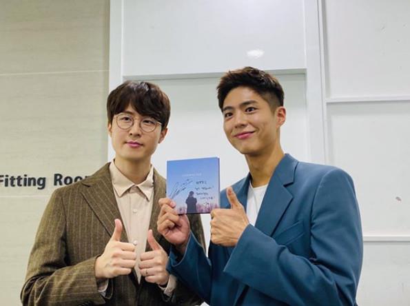 Kwon Soon-gwan of the band Trying this met with actor Park Bo-gum.On the 20th, Kwon Soon-gwan posted on his SNS, Park Bo-gum came to greet me directly to the Waiting room. He played the piano well and had a good heart.In addition, two-shot photos of Kwon Soon-gwan and Park Bo-gum were released, showing the figure holding the autograph album of Park Bo-black Kwon Soon-gwan, and the friendship between the two people posing for thumbs gives a warm heart.Kwon Soon-gwan and Park Bo-gum will appear in the KBS2 Music program You Hee-yeols Sketchbook to be broadcasted at 11:25 pm on the day.Kwon Soon-gwan will sing the title song Connected in his second album, You Hee-yeols Sketchbook, which was recently released, and will show delicate and neat Music like You Hee-yeols expression.