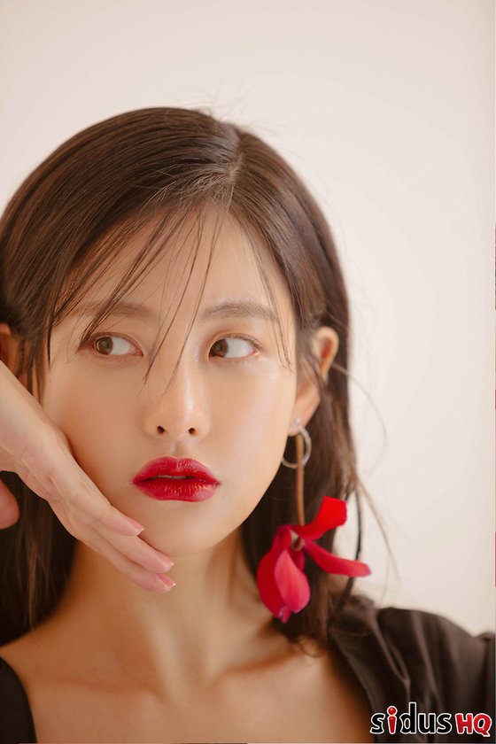 Oh Yeon-seo agency Sidus HQ released the magazine photo behind-the-scenes cut on the 20th.On the other hand, Oh Yeon-seo will take on a new challenge with Onstyle Get It Beauty 2020 main MC.