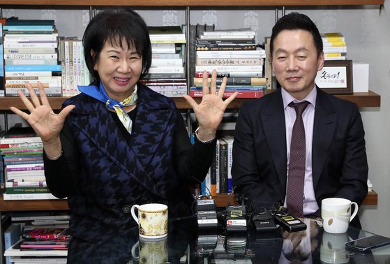 손혜원, 정봉주 열린민주당 최고위원이 10일 오후 서울 여의도 국회 의원회관 손 의원실에서 창당 등 진행과정에 관해 공개 유튜브 방송을 하고 있다. [뉴스1]